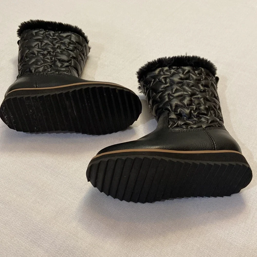Black Fur Lined Zippered Side Girls Boots Featuring Puffy Stars- Size 7.5